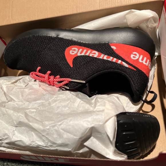 NIB CUSTOM MADE NIKE BLACK & RED ROSHE ONE SUPREME - Picture 11 of 11